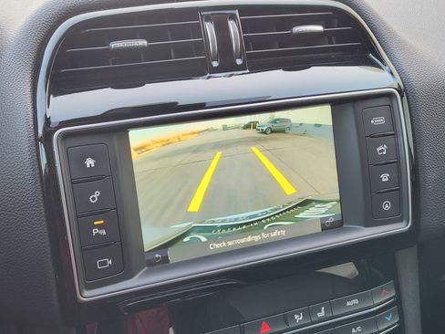 Used 2018 Jaguar F-PACE Prestige image 17