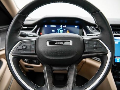 Used 2022 Jeep Grand Cherokee Limited w/ Luxury Tech Group II image 25