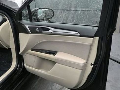 Used 2019 Ford Fusion SE FWD image 21