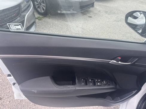 Used 2019 Hyundai Elantra SE w/ Cargo Package image 12