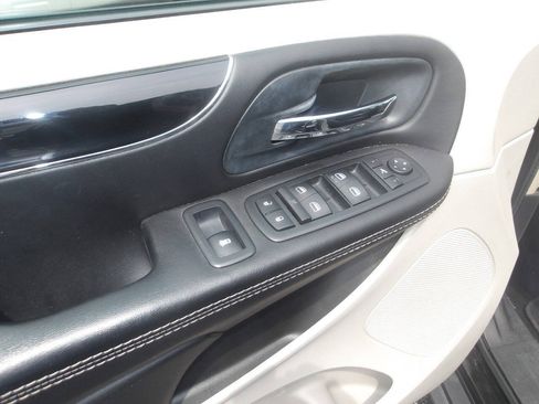 Used 2014 Chrysler Town & Country Touring-L FWD image 10