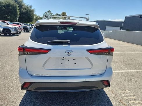 Used 2023 Toyota Highlander Limited FWD image 4