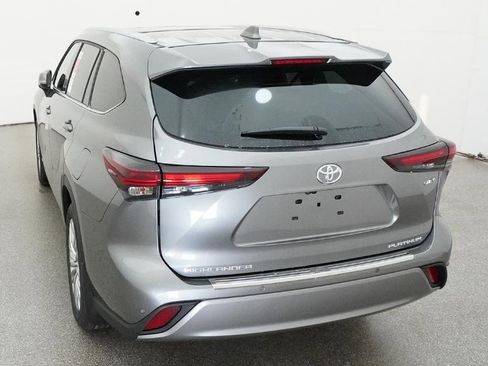 New 2026 Toyota Highlander Platinum image 4