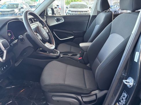Used 2025 Kia Soul LX w/ LX Technology Package FWD image 27