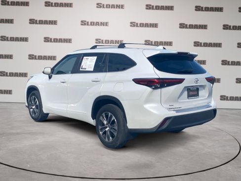 Used 2023 Toyota Highlander XLE AWD/4WD image 3
