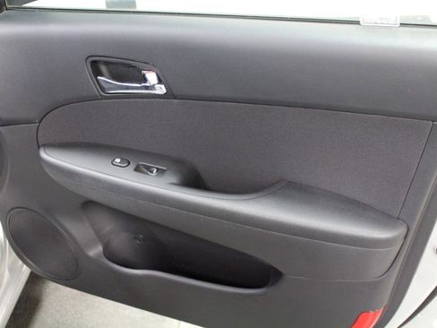 Used 2012 Hyundai Elantra w/ Preferred Pkg FWD image 21