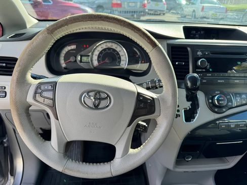 Used 2013 Toyota Sienna SE FWD image 16