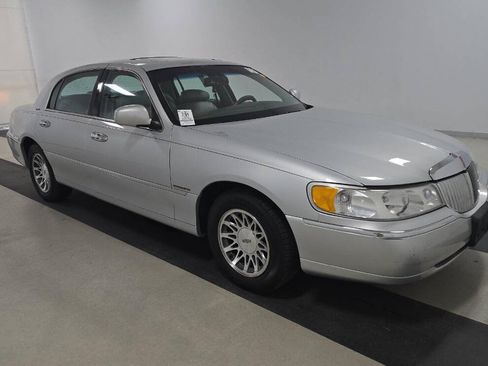 Used 2000 Lincoln Town Car Signature RWD image 3