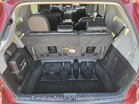 Used 2018 Toyota Sienna SE Premium w/ Carpet Mat Package FWD image 15