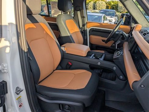 Used 2024 Land Rover Defender 110 X-Dynamic SE image 17