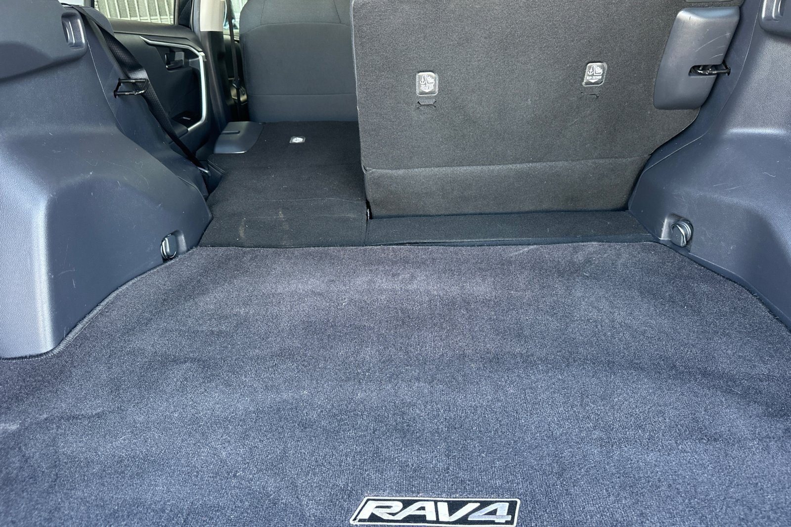 Used 2021 Toyota RAV4 LE w/ Carpet Mat Package (TMS) FWD image 14