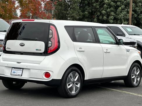 Used 2017 Kia Soul EV + image 2