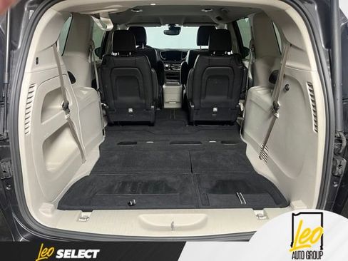 Used 2023 Chrysler Pacifica Touring-L AWD/4WD image 10
