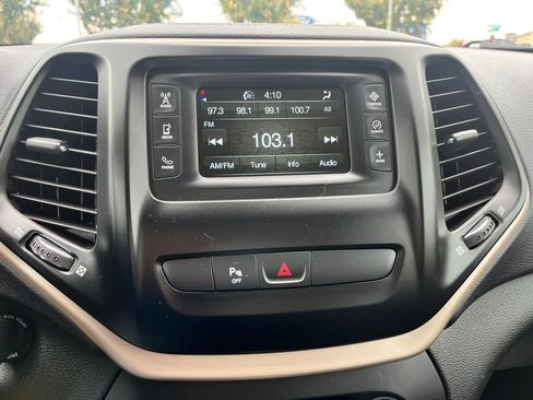 Used 2018 Jeep Cherokee Latitude w/ Safety Group AWD/4WD image 11