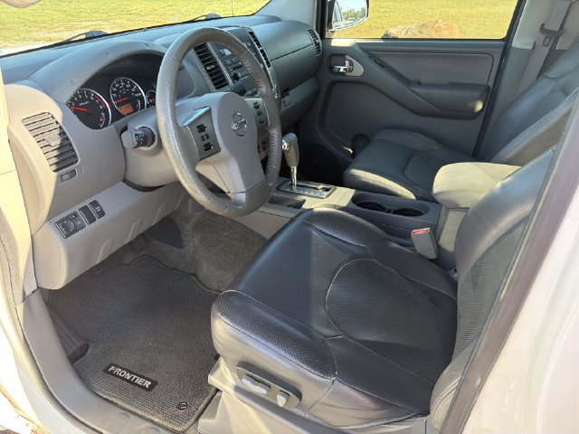 Used 2010 Nissan Frontier LE w/ LE Value Truck Pkg RWD image 11