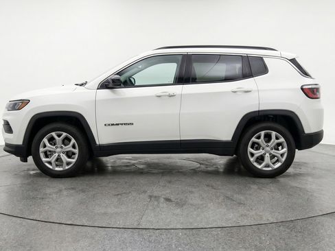 Used 2025 Jeep Compass Latitude AWD/4WD image 5