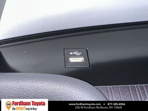 Used 2026 Toyota Sienna LE FWD image 30