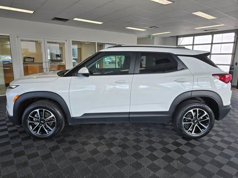 Used 2025 Chevrolet TrailBlazer LT AWD/4WD image 2