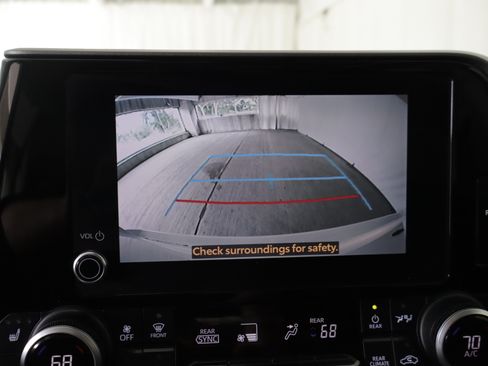Used 2023 Toyota Highlander XLE AWD/4WD image 19