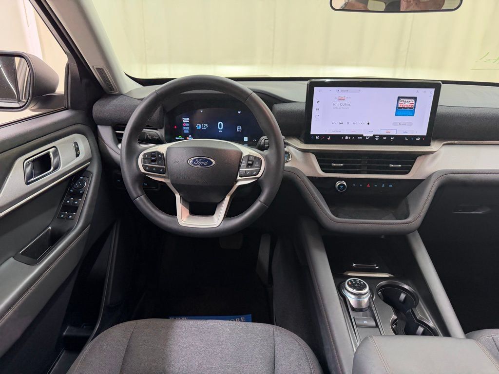 Used 2025 Ford Explorer Active AWD/4WD image 32