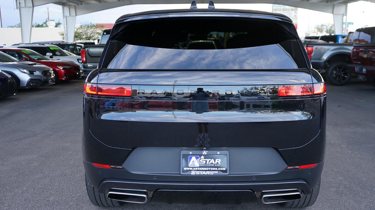 Used 2024 Land Rover Range Rover Sport SE AWD/4WD image 4