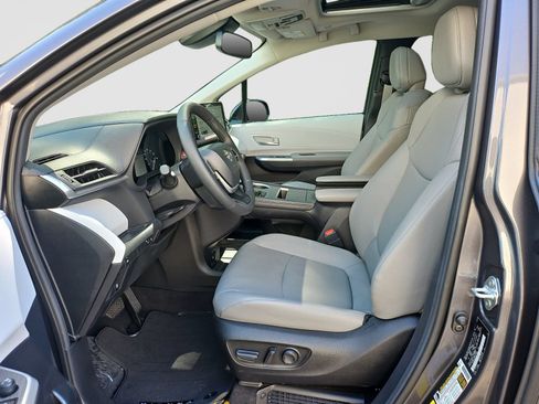Used 2025 Toyota Sienna XLE FWD image 22