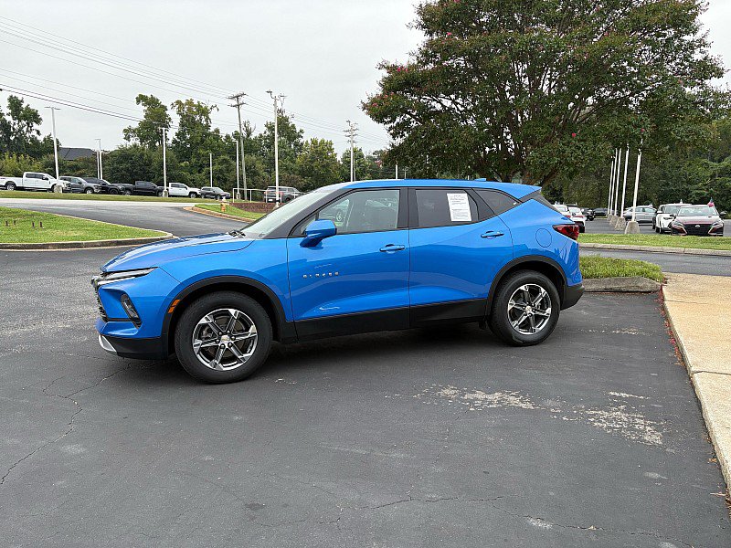 Used 2025 Chevrolet Blazer LT AWD/4WD image 2