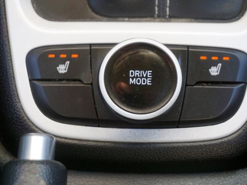 Used 2022 Hyundai Venue Limited image 16