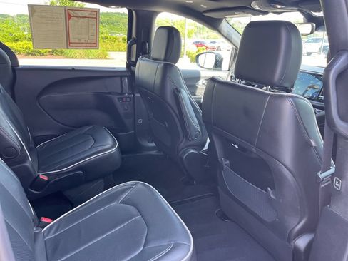 Used 2025 Chrysler Pacifica Limited FWD image 26