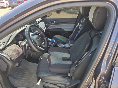 Used 2024 Jeep Compass Sport image 2