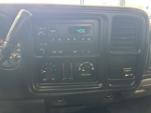 Used 2004 Chevrolet Silverado 2500 W/T RWD image 16