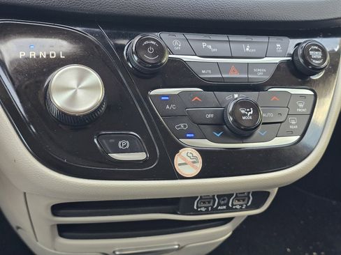 Used 2024 Chrysler Pacifica Touring-L image 21