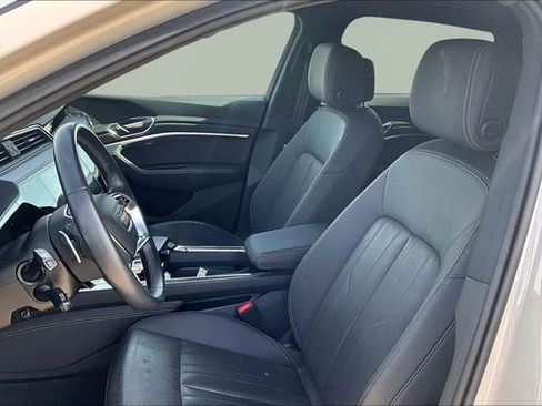Used 2022 Audi e-tron Premium Plus w/ Premium Plus Package image 27