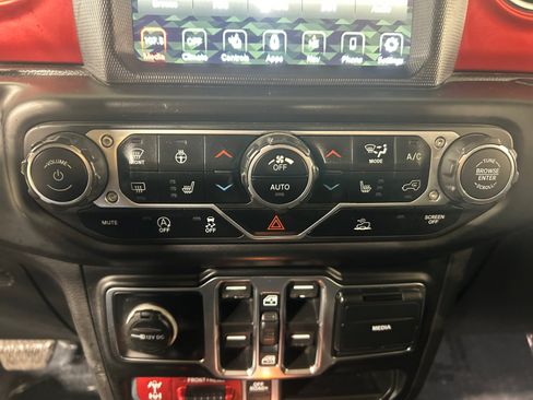 Used 2022 Jeep Gladiator Rubicon w/ Cold Weather Group AWD/4WD image 18