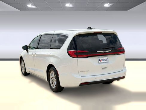 Used 2024 Chrysler Pacifica Touring-L FWD image 3