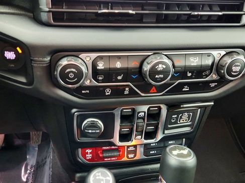 Used 2024 Jeep Wrangler Unlimited Rubicon w/ Convenience Group image 17