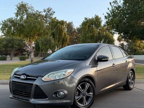 Used 2014 Ford Focus SE w/ SE Sport Package FWD image 1
