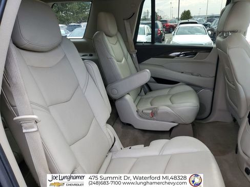 Used 2020 Cadillac Escalade Luxury AWD/4WD image 29