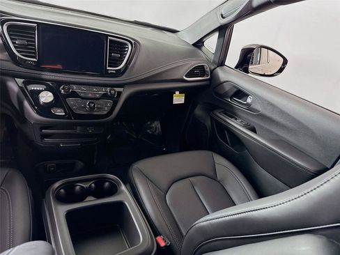 New 2026 Chrysler Pacifica Select FWD image 15