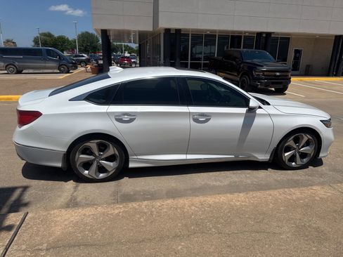 Used 2018 Honda Accord Touring image 6
