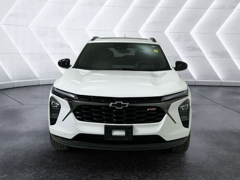 Used 2025 Chevrolet Trax RS w/ Sunroof Package image 2