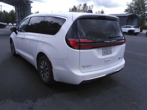 Used 2023 Chrysler Pacifica Touring-L FWD image 2