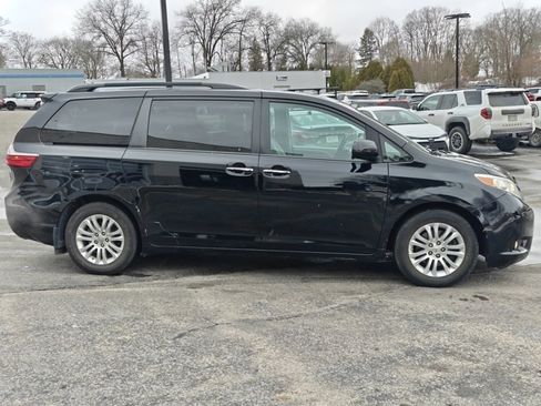 Used 2017 Toyota Sienna XLE image 4