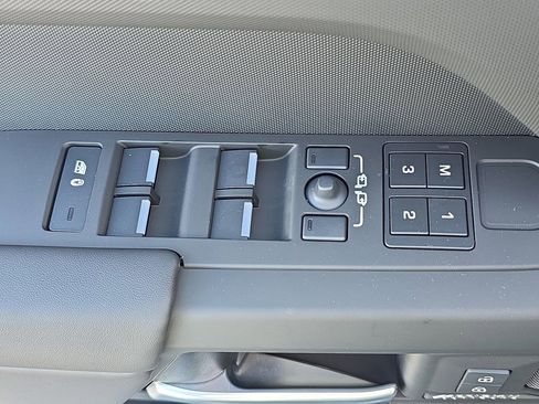 New 2026 Land Rover Defender 110 X-Dynamic SE image 28