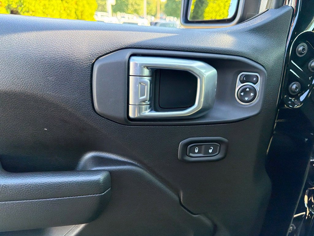 Used 2025 Jeep Gladiator Mojave w/ Convenience Group AWD/4WD image 17
