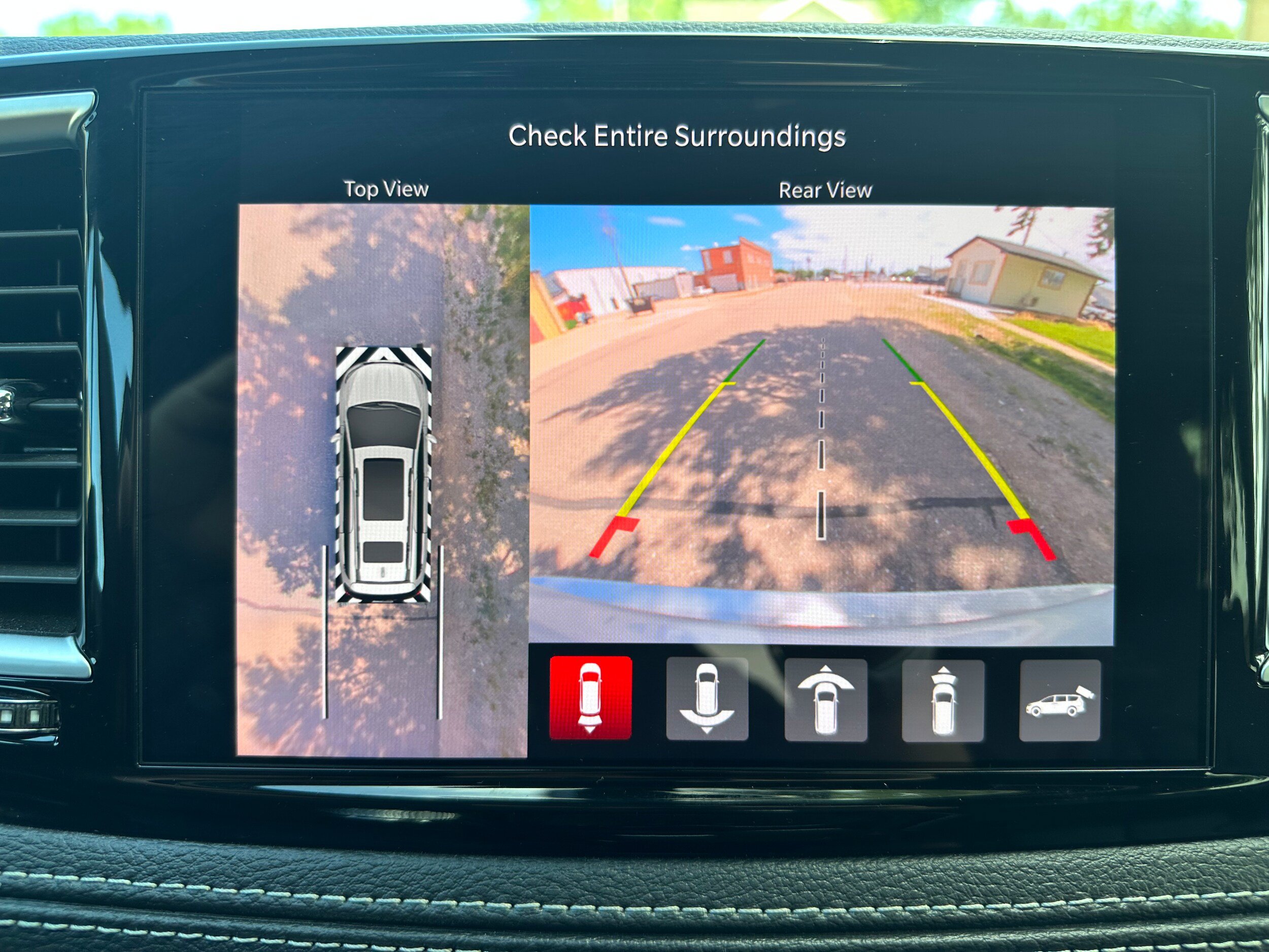 Used 2024 Chrysler Pacifica Limited w/ S Appearance Package FWD image 16