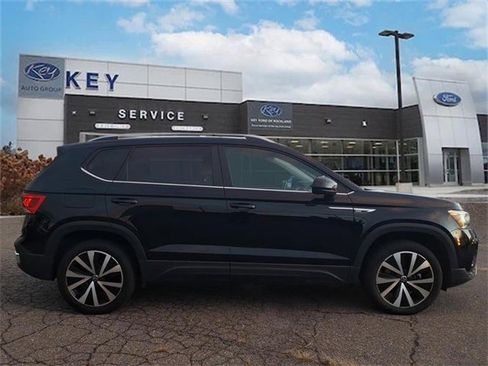 Used 2024 Volkswagen Taos SE image 2