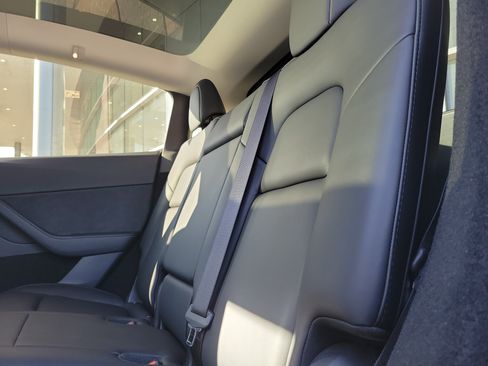 Used 2024 Tesla Model Y Long Range RWD image 10