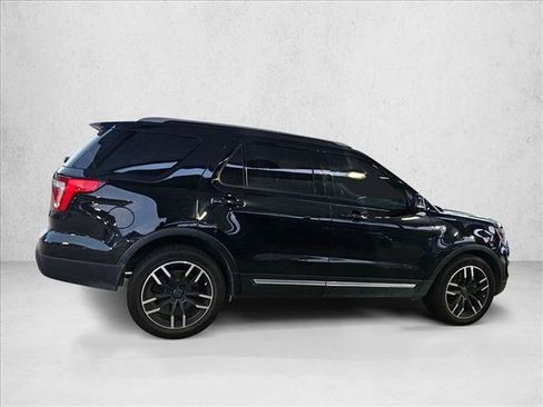 Used 2017 Ford Explorer XLT w/ Equipment Group 202A FWD image 4