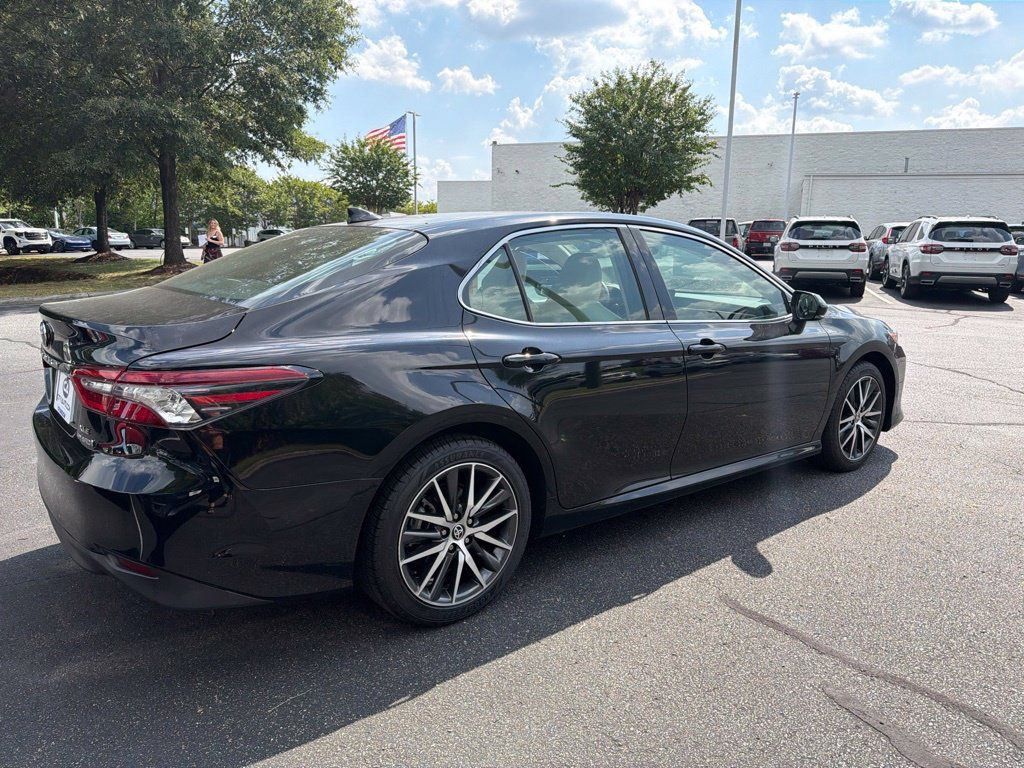 Used 2022 Toyota Camry XLE FWD image 9